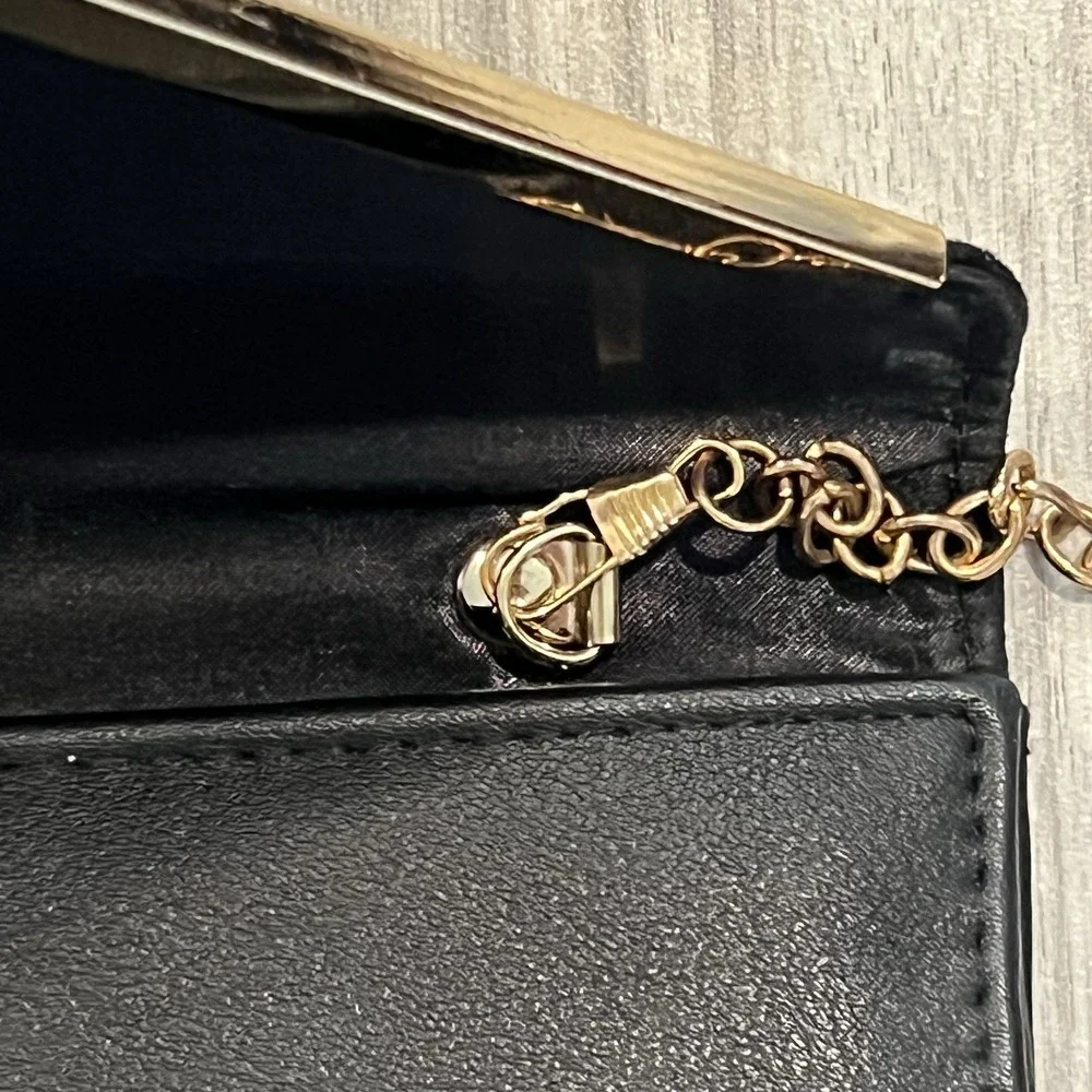Aldo Crossbody Clutch Women OS Black Good Gold V Trim Envelope Chain Strap - Picture 6 of 10